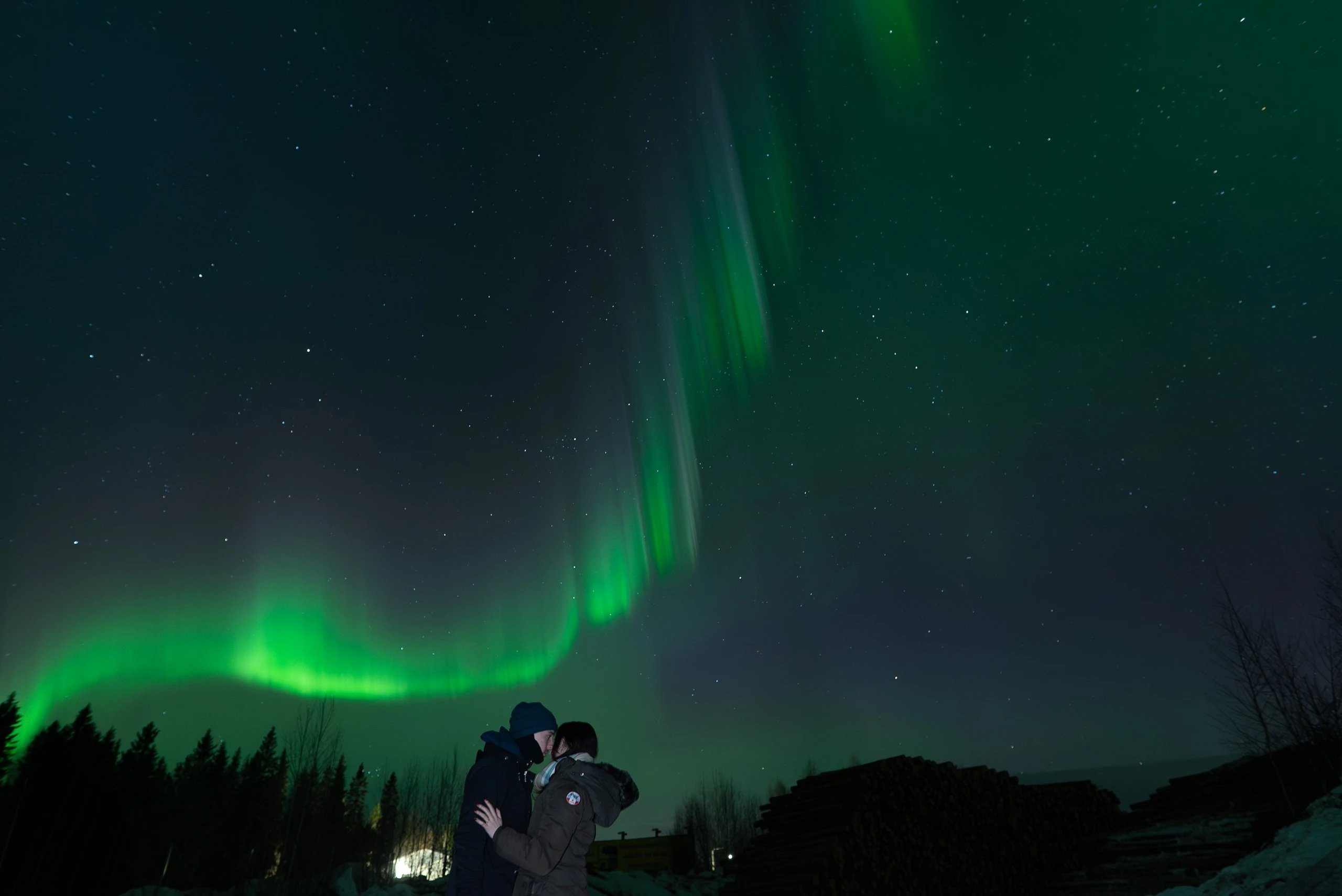 Aurora arc along the horizon on a northern lights tour in Lapland
